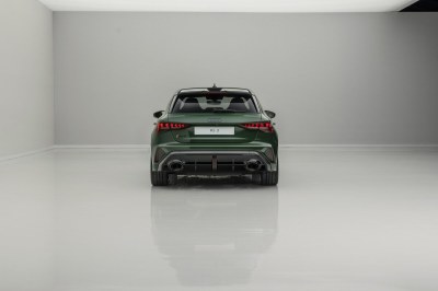 Pour célébrer le 50ème anniversaire du légendaire moteur cinq cylindres, Audi Sport dévoile un modèle exclusif en édition spéciale : l'Audi RS 3 competition limited. Produite à 750 exemplaires, elle symbolise cinq décennies de succès pour la marque aux quatre anneaux.

 Son moteur cinq cylindres en ligne rend cette compacte musclée unique dans son segment, combinant des performances exceptionnelles à une sonorité inimitable. Sur la route, l'Audi RS 3 competition limited honore son pédigré sportif grâce à une suspension à combinés filetés et une barre stabilisatrice arrière plus rigides. Visuellement, des éléments supplémentaires en carbone affirment clairement son identité. Associée à un intérieur exclusif, cette édition spéciale procure une émotion pure.