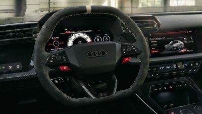 Pour célébrer le 50ème anniversaire du légendaire moteur cinq cylindres, Audi Sport dévoile un modèle exclusif en édition spéciale : l'Audi RS 3 competition limited. Produite à 750 exemplaires, elle symbolise cinq décennies de succès pour la marque aux quatre anneaux. Son moteur cinq cylindres en ligne rend cette compacte musclée unique dans son segment, combinant des performances exceptionnelles à une sonorité inimitable. Sur la route, l'Audi RS 3 competition limited honore son pédigré sportif grâce à une suspension à combinés filetés et une barre stabilisatrice arrière plus rigides. Visuellement, des éléments supplémentaires en carbone affirment clairement son identité. Associée à un intérieur exclusif, cette édition spéciale procure une émotion pure.