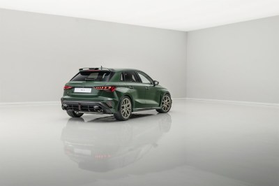 Pour célébrer le 50ème anniversaire du légendaire moteur cinq cylindres, Audi Sport dévoile un modèle exclusif en édition spéciale : l'Audi RS 3 competition limited. Produite à 750 exemplaires, elle symbolise cinq décennies de succès pour la marque aux quatre anneaux. Son moteur cinq cylindres en ligne rend cette compacte musclée unique dans son segment, combinant des performances exceptionnelles à une sonorité inimitable. Sur la route, l'Audi RS 3 competition limited honore son pédigré sportif grâce à une suspension à combinés filetés et une barre stabilisatrice arrière plus rigides. Visuellement, des éléments supplémentaires en carbone affirment clairement son identité. Associée à un intérieur exclusif, cette édition spéciale procure une émotion pure.