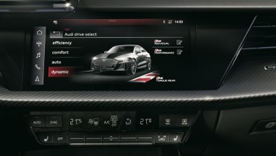 Pour célébrer le 50ème anniversaire du légendaire moteur cinq cylindres, Audi Sport dévoile un modèle exclusif en édition spéciale : l'Audi RS 3 competition limited. Produite à 750 exemplaires, elle symbolise cinq décennies de succès pour la marque aux quatre anneaux. Son moteur cinq cylindres en ligne rend cette compacte musclée unique dans son segment, combinant des performances exceptionnelles à une sonorité inimitable. Sur la route, l'Audi RS 3 competition limited honore son pédigré sportif grâce à une suspension à combinés filetés et une barre stabilisatrice arrière plus rigides. Visuellement, des éléments supplémentaires en carbone affirment clairement son identité. Associée à un intérieur exclusif, cette édition spéciale procure une émotion pure.