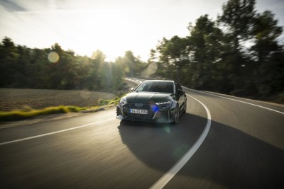 Pour célébrer le 50ème anniversaire du légendaire moteur cinq cylindres, Audi Sport dévoile un modèle exclusif en édition spéciale : l'Audi RS 3 competition limited. Produite à 750 exemplaires, elle symbolise cinq décennies de succès pour la marque aux quatre anneaux. Son moteur cinq cylindres en ligne rend cette compacte musclée unique dans son segment, combinant des performances exceptionnelles à une sonorité inimitable. Sur la route, l'Audi RS 3 competition limited honore son pédigré sportif grâce à une suspension à combinés filetés et une barre stabilisatrice arrière plus rigides. Visuellement, des éléments supplémentaires en carbone affirment clairement son identité. Associée à un intérieur exclusif, cette édition spéciale procure une émotion pure.