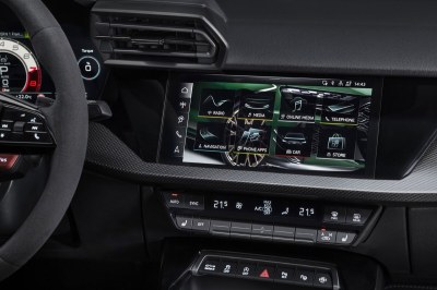 Pour célébrer le 50ème anniversaire du légendaire moteur cinq cylindres, Audi Sport dévoile un modèle exclusif en édition spéciale : l'Audi RS 3 competition limited. Produite à 750 exemplaires, elle symbolise cinq décennies de succès pour la marque aux quatre anneaux. Son moteur cinq cylindres en ligne rend cette compacte musclée unique dans son segment, combinant des performances exceptionnelles à une sonorité inimitable. Sur la route, l'Audi RS 3 competition limited honore son pédigré sportif grâce à une suspension à combinés filetés et une barre stabilisatrice arrière plus rigides. Visuellement, des éléments supplémentaires en carbone affirment clairement son identité. Associée à un intérieur exclusif, cette édition spéciale procure une émotion pure.