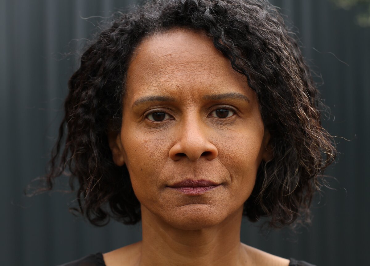 Portrait fond gris bouclée
