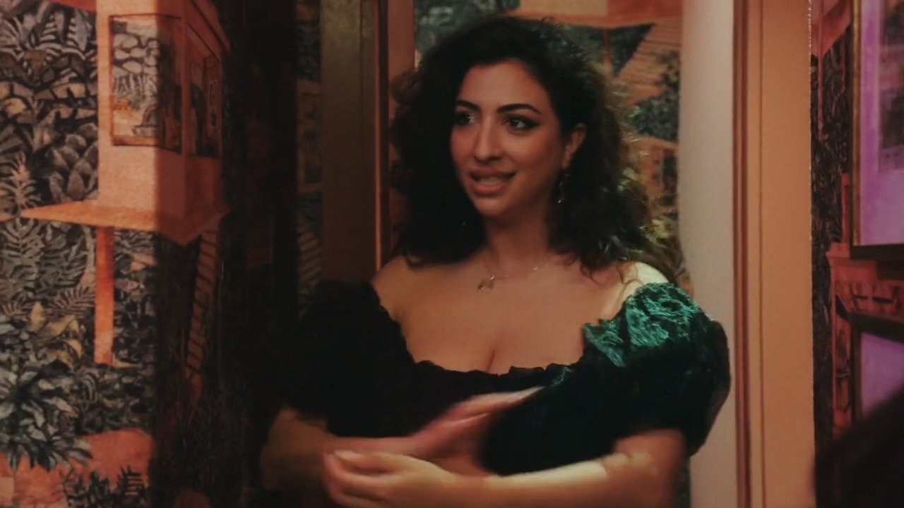 Toilettes de filles · Trailer