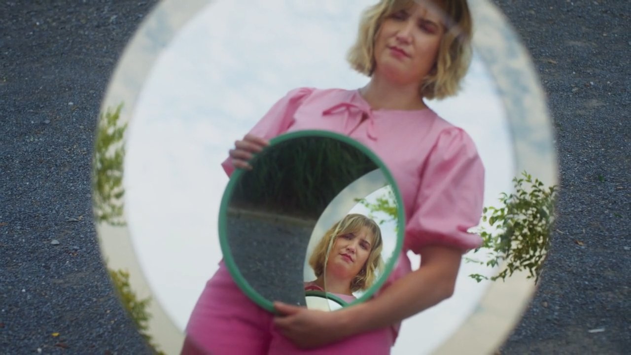 Femme à modeler · Trailer